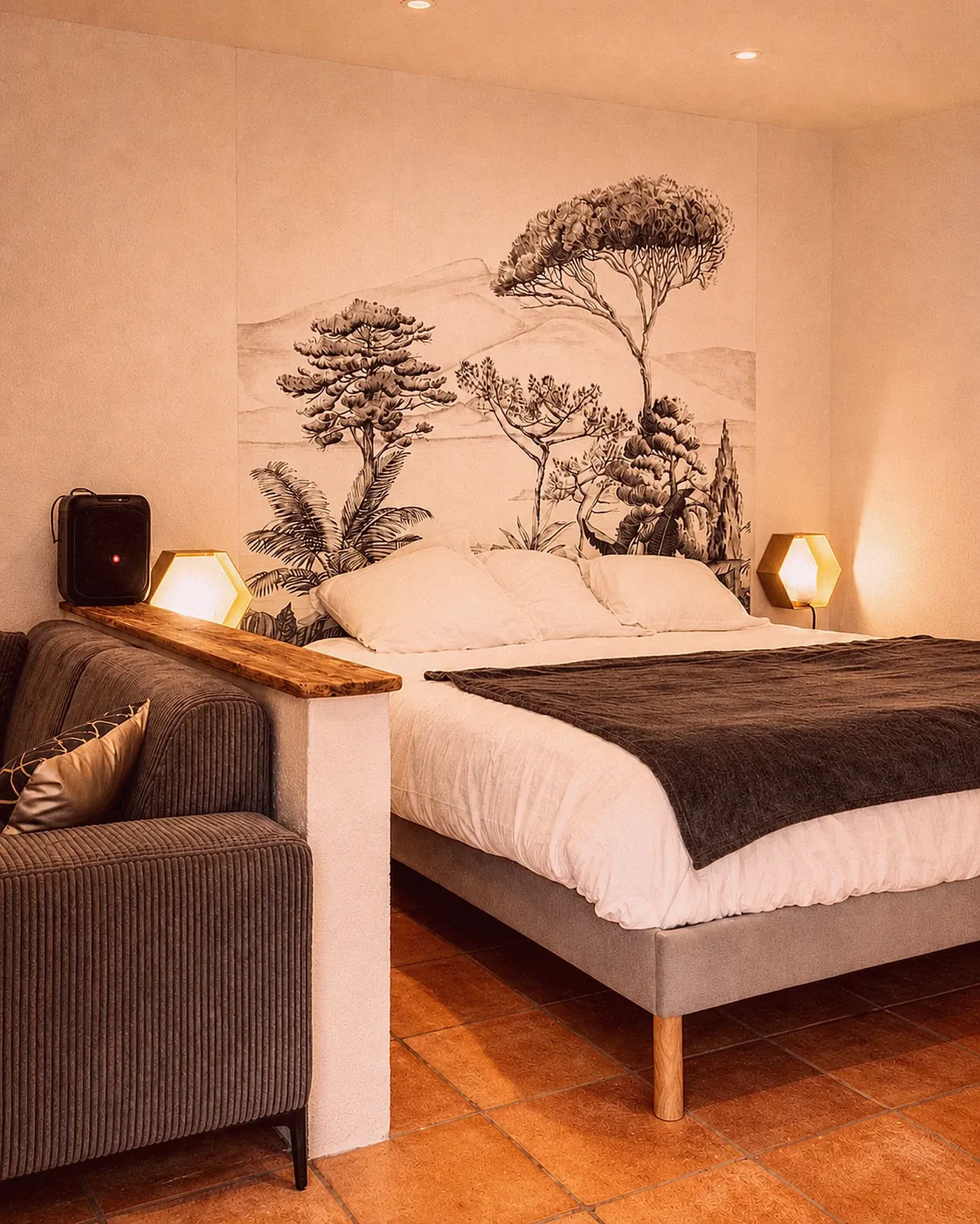 Le gîte des Buisses : chambre aux tomettes, calme des arbres.