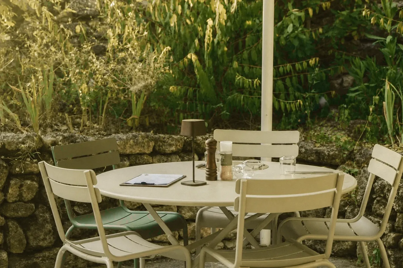 Une table dressée dans le parc des Buisses, prête pour le service.